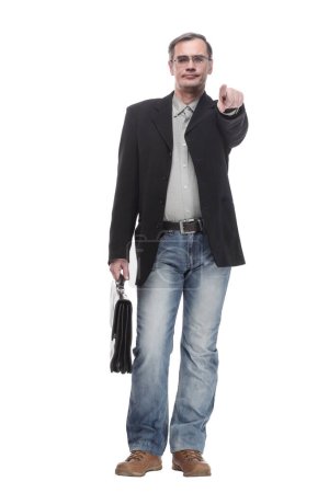 Téléchargez les photos : Homme d'affaires occasionnel avec une mallette en cuir pointant vers vous. isolé sur un fond blanc. - en image libre de droit