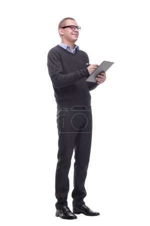 Téléchargez les photos : Homme portant des lunettes écriture sur presse-papiers isolé sur fond blanc - en image libre de droit