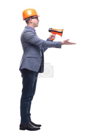 Foto de Joven ingeniero con casco naranja sostiene un megáfono en la mano para emitir orden de construcción aislado sobre fondo blanco con espacio de copia - Imagen libre de derechos