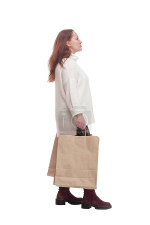 Foto de De larga duración. mujer casual con bolsas de compras .isolated sobre un fondo blanco. - Imagen libre de derechos