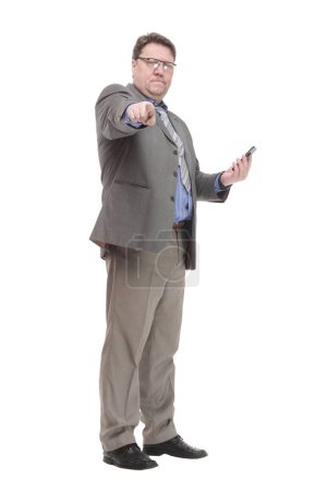 Foto de En pleno crecimiento. hombre de negocios serio con un teléfono inteligente. aislado sobre un fondo blanco. - Imagen libre de derechos