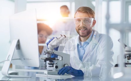 Foto de Científico masculino enfocado trabajando en laboratorio - Imagen libre de derechos