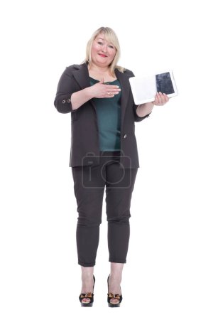 Foto de En pleno crecimiento. mujer madura amigable con una tableta digital mirándote. aislado sobre un fondo blanco. - Imagen libre de derechos