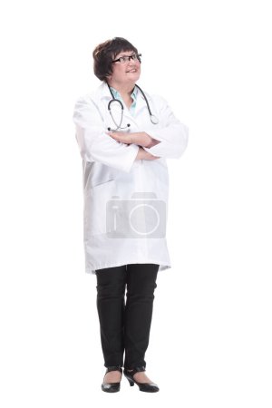 Téléchargez les photos : En pleine croissance. une femme médecin avec un stéthoscope. isolé sur un fond blanc. - en image libre de droit