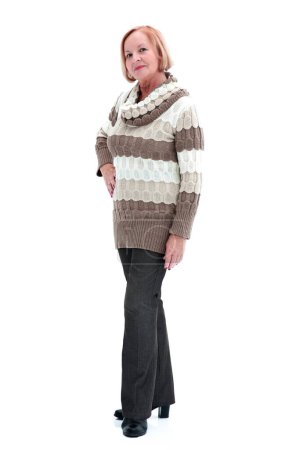 Foto de En pleno crecimiento. una atractiva mujer adulta en un hermoso suéter. aislado sobre un fondo blanco - Imagen libre de derechos