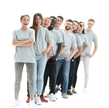 Eine Gruppe junger Leute in grauen T-Shirts steht in einer Reihe. isoliert auf weißem Hintergrund