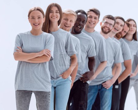 Eine Gruppe junger Leute in grauen T-Shirts steht in einer Reihe. isoliert auf weißem Hintergrund