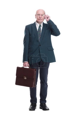 Foto de En pleno crecimiento. Un hombre de negocios serio con un maletín de cuero mirándote. aislado sobre un fondo blanco. - Imagen libre de derechos