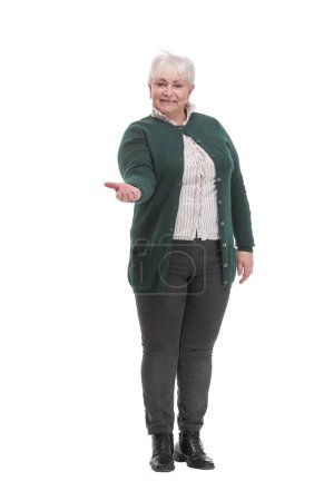 Téléchargez les photos : Heureuse femme d'affaires mature tenant la clé sur fond blanc et pouce vers le haut - en image libre de droit