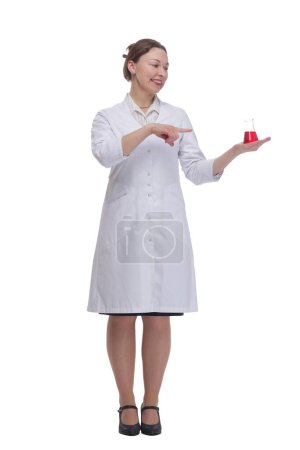 Téléchargez les photos : En pleine croissance. femme médicale avec une fiole de laboratoire. isolé sur un fond blanc. - en image libre de droit