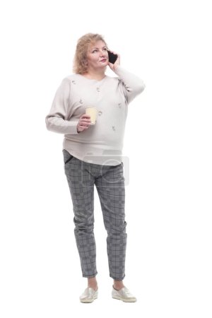 Foto de En pleno crecimiento. mujer adulta casual con teléfono inteligente y café para llevar. aislado sobre un fondo blanco. - Imagen libre de derechos