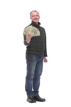 Foto de Retrato de un joven sonriente sosteniendo una moneda de papel estadounidense ventilada aislada sobre fondo blanco - Imagen libre de derechos