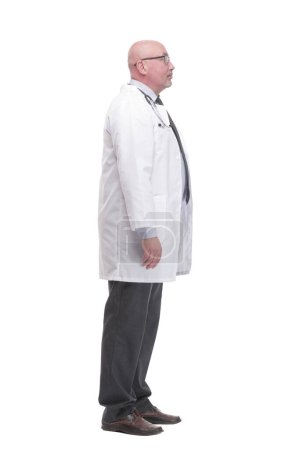 Téléchargez les photos : En pleine croissance. docteur mature avec succès dans un manteau blanc .isolated sur un fond blanc - en image libre de droit