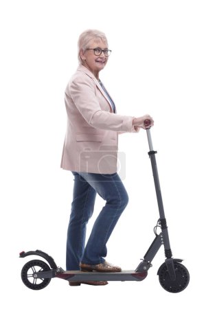 Foto de Vista lateral. mujer anciana moderna con scooter eléctrico. aislado sobre un fondo blanco - Imagen libre de derechos