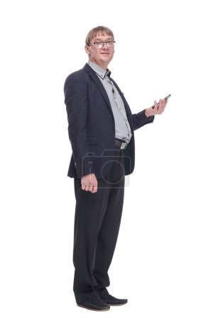 Foto de En pleno crecimiento. hombre serio leyendo un mensaje en su teléfono inteligente. aislado sobre un fondo blanco. - Imagen libre de derechos
