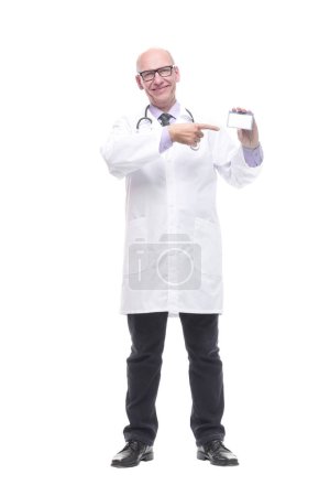 Foto de En pleno crecimiento.sonriente médico mostrando su tarjeta de visita. aislado sobre un fondo blanco. - Imagen libre de derechos