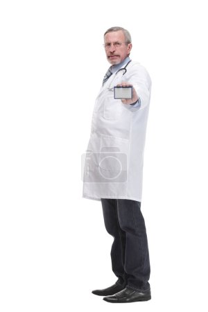 Téléchargez les photos : Senior doctor showing business card and thumbs up isolated on white background - en image libre de droit