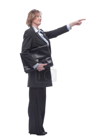 Téléchargez les photos : Vue de côté plein dix-neuvième de femme d'affaires debout avec mallette et pointant vers le côté. Concept de décision d'entreprise - en image libre de droit