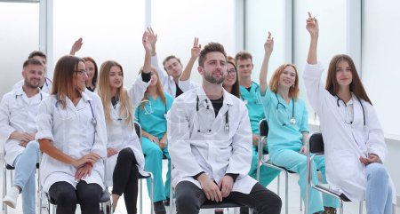 Téléchargez les photos : Vue de dessus. un groupe de docteurs souriants vous pointant du doigt. photo avec espace de copie - en image libre de droit