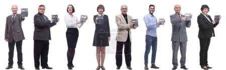 Téléchargez les photos : Collage de personnes démontrent calculatrice à la main isolé sur fond blanc - en image libre de droit