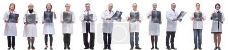 Foto de Grupo de médicos que sostienen rayos X aislados sobre fondo blanco - Imagen libre de derechos