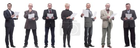 Foto de Collage de personas sosteniendo a4 hoja en manos aisladas sobre fondo blanco - Imagen libre de derechos