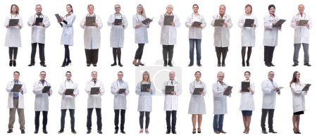 Foto de Grupo de médicos de cuerpo entero aislados sobre fondo blanco - Imagen libre de derechos