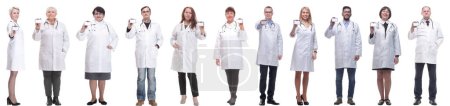 Foto de Grupo completo de médicos mostrando placa aislada sobre fondo blanco - Imagen libre de derechos
