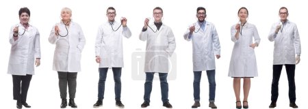 Téléchargez les photos : Groupe de médecins tenant le stéthoscope isolé sur fond blanc - en image libre de droit