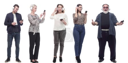 Téléchargez les photos : Groupe de personnes dans les écouteurs et téléphone isolé sur fond blanc - en image libre de droit