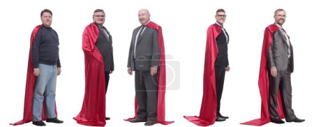 Téléchargez les photos : Groupe de personnes en imperméable rouge isolé sur fond blanc - en image libre de droit