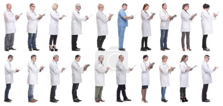 Téléchargez les photos : Groupe complet de médecins avec bloc-notes isolé sur fond blanc - en image libre de droit