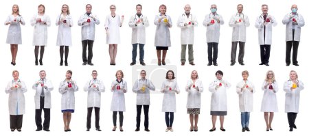 Téléchargez les photos : Assistant de laboratoire tenant une fiole avec un liquide isolé sur fond blanc - en image libre de droit