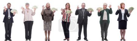 Téléchargez les photos : Groupe de personnes réussies tenant de l'argent dans la main isolé sur fond blanc - en image libre de droit