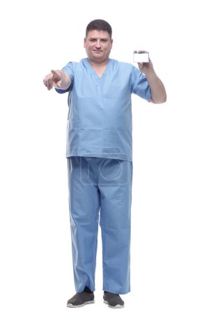 Téléchargez les photos : Médecin masculin montrant sa carte de visite. isolé sur un fond blanc. - en image libre de droit