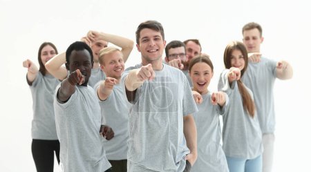 Téléchargez les photos : Groupe de jeunes hommes confiants vous pointant du doigt. photo avec espace de copie - en image libre de droit