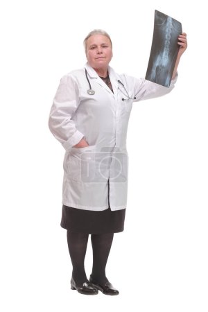 Foto de Vista frontal del médico analizando la imagen de rayos X mirando a la cámara y sonriendo - Imagen libre de derechos