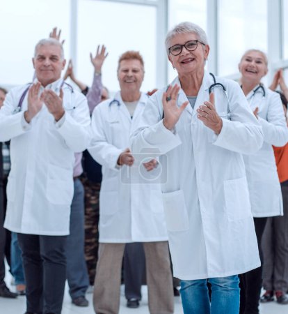 Téléchargez les photos : Médecins et patients applaudissent leurs mains. - en image libre de droit