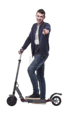 Téléchargez les photos : Jeune homme souriant avec un scooter électrique. isolé sur un fond blanc. - en image libre de droit
