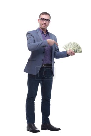 Téléchargez les photos : Heureux homme attrayant dans des lunettes tenant tas d'argent tout en pointant du doigt sur vous, isolé sur fond blanc - en image libre de droit