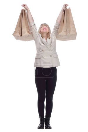 Foto de En pleno crecimiento. mujer madura feliz mostrando bolsas con sus compras. aislado sobre un fondo blanco. - Imagen libre de derechos
