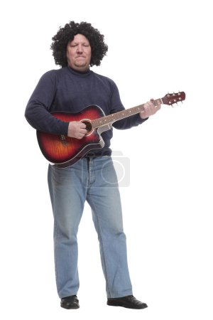 Foto de En pleno crecimiento. hombre maduro de pelo rizado con una guitarra. aislado sobre un fondo blanco. - Imagen libre de derechos