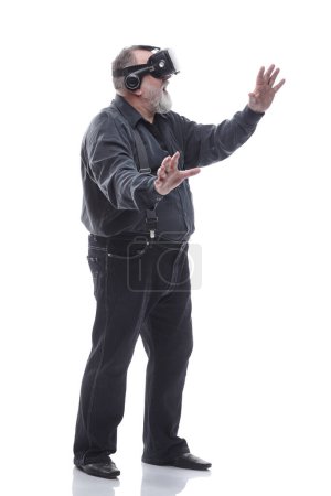 Foto de De cuerpo entero. hombre adulto moderno en un casco de realidad virtual. aislado sobre un fondo blanco - Imagen libre de derechos