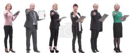 Foto de Grupo de personas exitosas con bloc de notas en manos aisladas sobre fondo blanco - Imagen libre de derechos