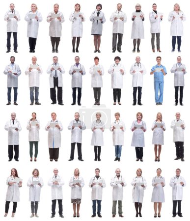 Téléchargez les photos : Groupe de médecins avec presse-papiers isolé sur fond blanc - en image libre de droit