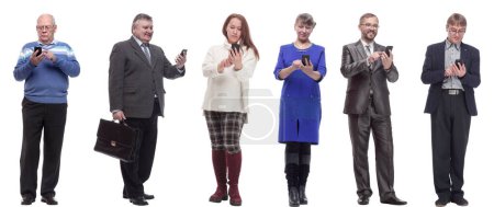 Téléchargez les photos : Un groupe de personnes tient un téléphone dans leur main et regarde dans le téléphone isolé sur un fond blanc - en image libre de droit