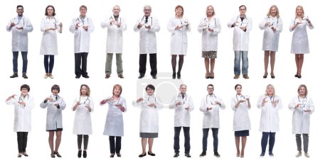 Téléchargez les photos : Groupe de médecins tenant le bocal isolé sur blanc - en image libre de droit