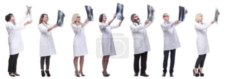 Téléchargez les photos : Groupe de médecins tenant une radiographie isolée sur fond blanc - en image libre de droit