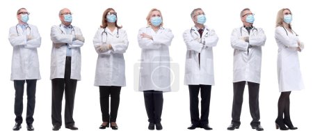 Gruppe von Ärzten in Maske isoliert auf weißem Hintergrund