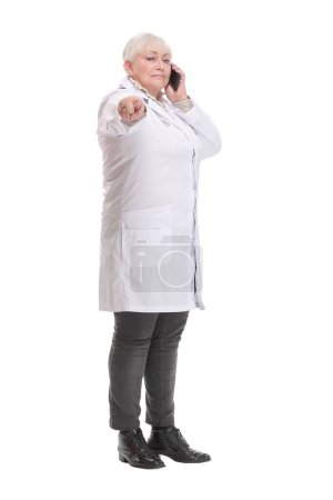Téléchargez les photos : Portrait d'une femme médecin d'âge moyen parlant avec quelqu'un sur son téléphone portable. Concept de travailleur de la santé. - en image libre de droit
